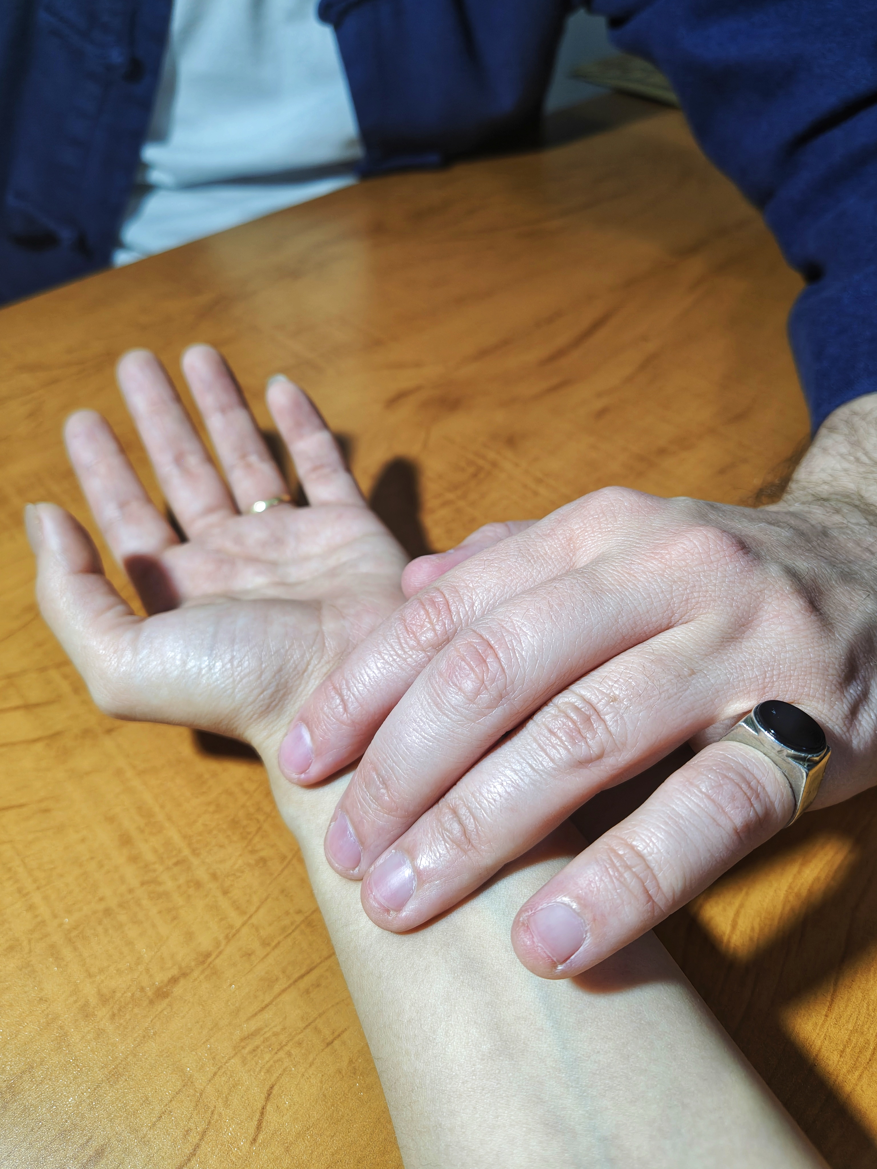 Caio Zanini providing acupuncture treatment in a serene clinical setting